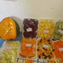 Verduras e frutas na bandeja