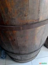 Tonel de madeira de 2200 litros usado para vinhos