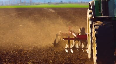 Conheça as funcionalidades e benefícios das grades aradora e niveladora