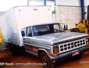 Caminhonete F4000 com baú