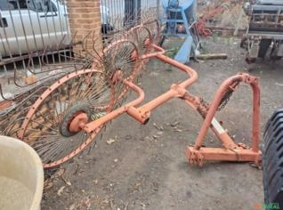 Ancinho Enleirador 4 Rodas - Cornélio Procópio