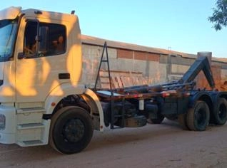 Caminhão Mercedes 2533 com Rollon