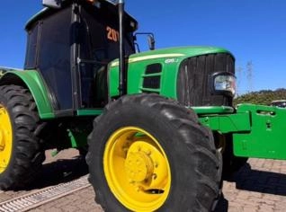 Trator John Deere 6115J - 2017 em Montes Claros, MG