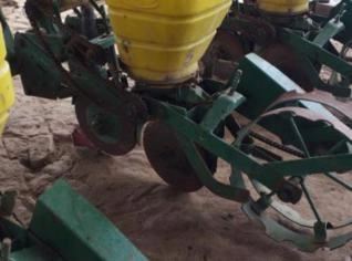 Plantadeira Tatu 3 Linhas em Itapetinga