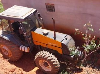 Trator Valtra BM 110 - 4x4 Cabinado em Machado, MG