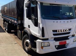 Caminhões Iveco Tector 240E25 - 310km - Cabine Leito