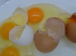 Ovos de Granja Branco e Vermelho - Qualidade 46 anos