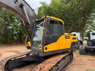 Escavadeira EC220 Volvo - Ótimo Estado em Cuiabá