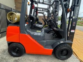 Empilhadeira Toyota 8FG25 - 2.500kg - Revisada
