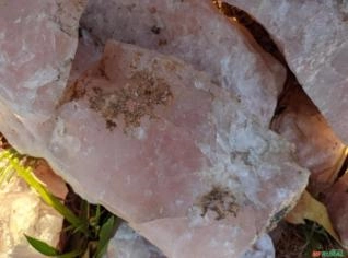 Quartzo Rosa de Qualidade para Lapidação e Ornamento