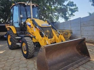 Retroescavadeira JCB 3CX 4x4 com Ar Condicionado