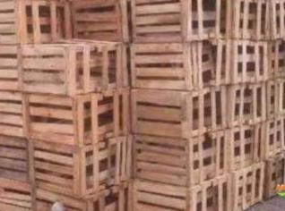 Caixas de madeira usadas para banana