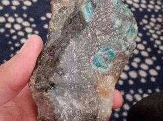 Pedra Bruta Esmeralda de Alta Qualidade