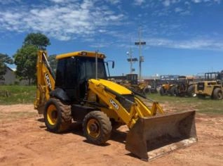 Retroescavadeira JCB 3CX 2015 à venda