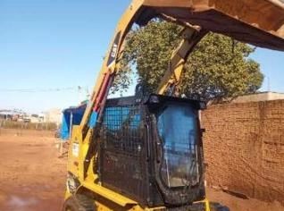 Mini Carregadeira Revisada com AR Condicionado à Venda