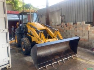 Retroescavadeira JCB 4x4 2015 - 7 mil horas