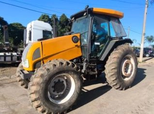 Trator Valtra BM 100 com Cabine Fechada