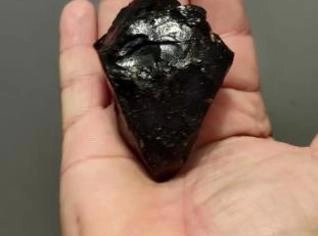 Pedra Negra Rara e Única para Colecionadores