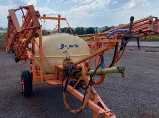 Pulverizador Jacto A18 - 2000L e 18m de Barras