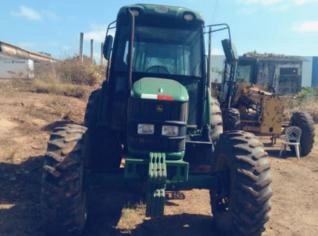 Trator John Deere 6415 em ótimo estado