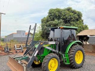 Trator John Deere 5080E à venda em Planura - MG