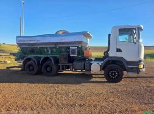 Caminhão Scania G 440 2017 - 6x4 Distribuidor Stara