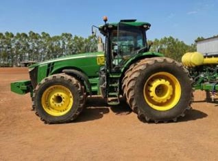 Trator John Deere 8335R 2015 - 1.108 Horas