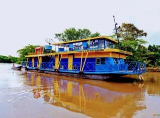 Barco Hotel no Rio Miranda