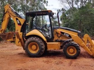 Retroescavadeira Caterpillar 2013 à Venda