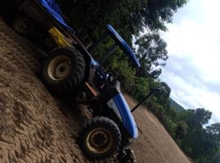 Trator New Holland TL 75 E em Tibagi - Excelente estado