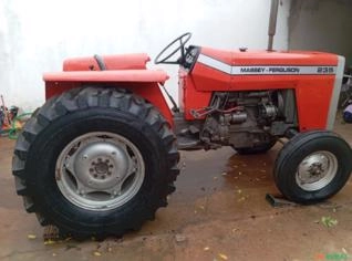 Trator Massey Ferguson 235 em Osvaldo Cruz - SP