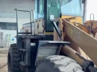 Pá Carregadeira Sam 856 em ótimo estado