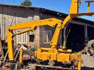 Munck com Garra Sucateira em Mato Leitão