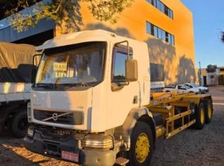 Caminhão Volvo VM 330 6x4 em Pilar do Sul