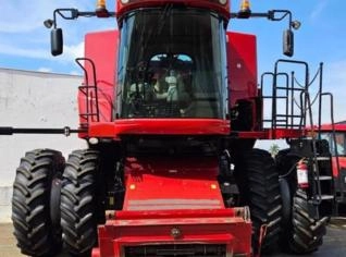 Colhedeira Case 8120 - Ano 2013