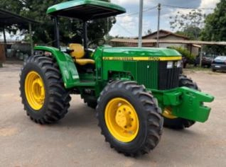 Trator John Deere 5600 em excelente estado