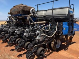 Plantadeira New Holland PL 6015 em Araguari/MG