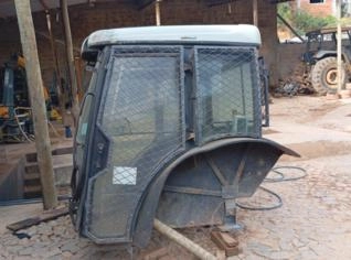 Cabine Agroleite Usada para Trator 283 em João Monlevade