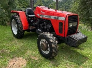 Trator MF 250 4x4 - Massey Ferguson - Serra Negra/SP