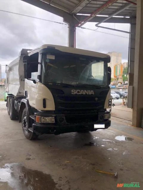 Caminhão Scania P 360 B6X4 CS ano 15