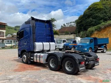 Caminhão Volvo FH 540 6x4 Azul