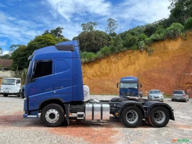 Caminhão Volvo FH 540 6x4 Azul