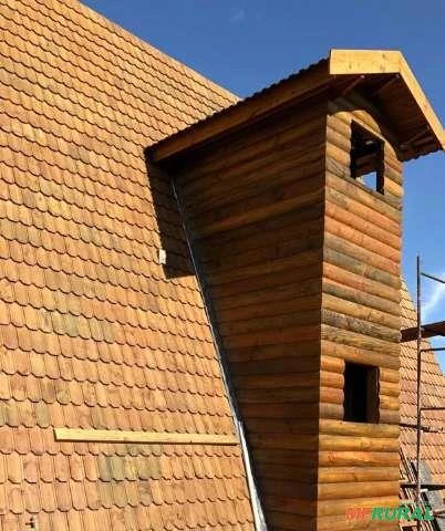 Maquinário para construção de casa de madeira.