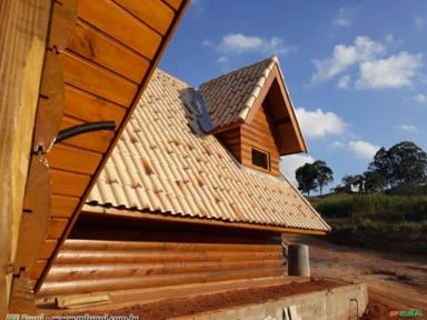 Maquinário para construção de casa de madeira.