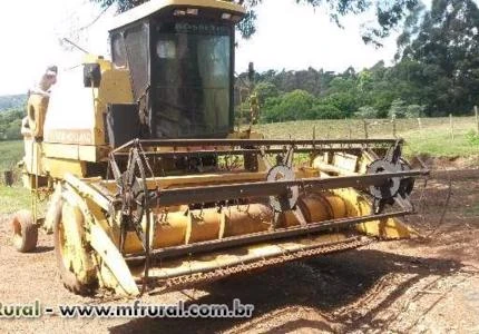 Colheitadeira NH 8040