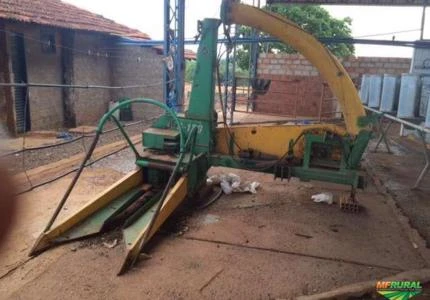VENDE-SE  ENSILADEIRA