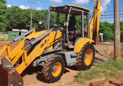Retroescavadeira Moviter CB883 4x4 2011