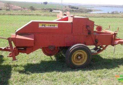 Enfardadeira Menegaz PE 1410