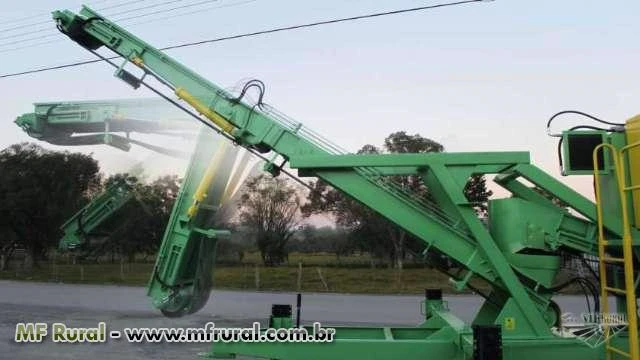 picador de madeira cavaco toras eucaliptos pinus floresta biomasa autofornos