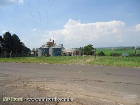 Propriedade rural com galpão, secador e silos